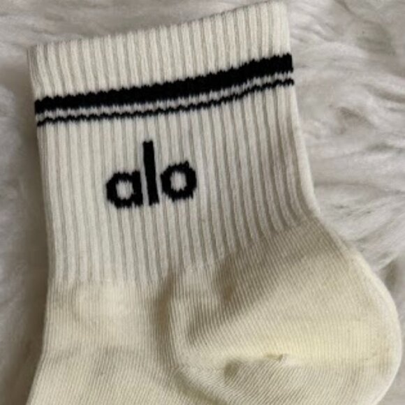 Alo Yoga Logo Crew Socks Ivory S/M NWT - Picture 2 of 4